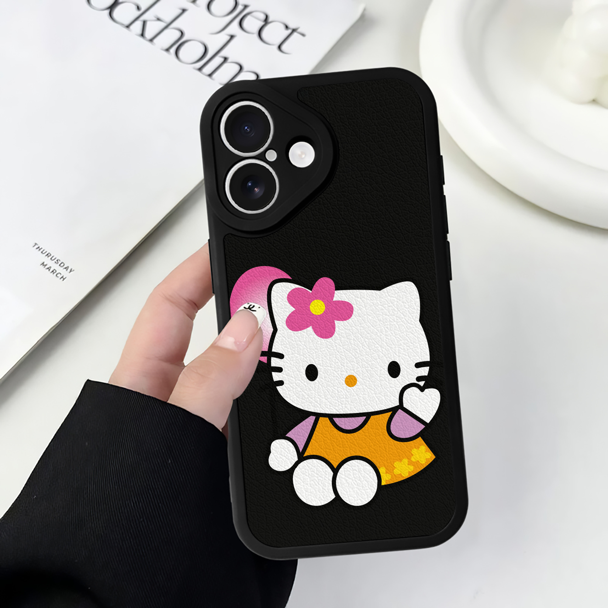 （画像用） Hello Kitty ハローキティ 【iPhone 16シリーズ対応】シリコンスマホケース（レザー調） 材質：シリコン